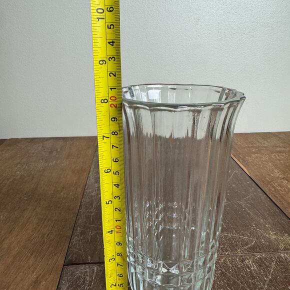 Vintage 1986 FTDA crystal clear glass vase with ribbed and flared design - Picture 4 of 7